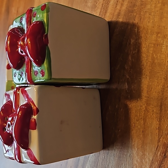 Vintage gift wrap present salt and pepper shakers with dish - Picture 2 of 10
